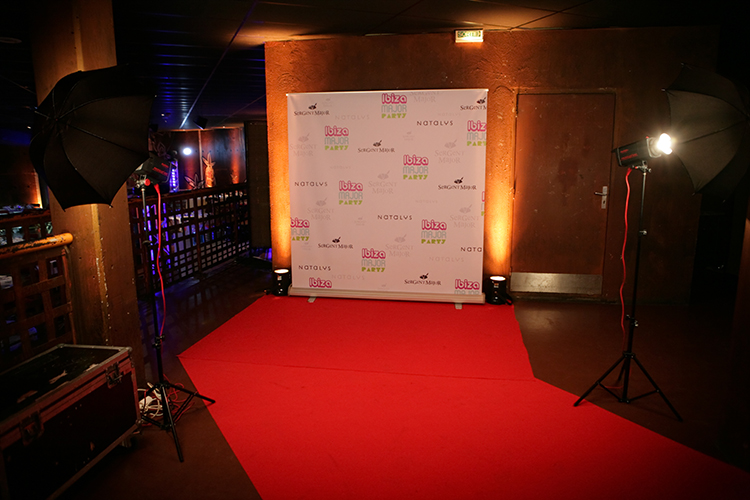 ... envers du dÃ©cor dâ€™un photocall avec les flashs et le tapis rouge